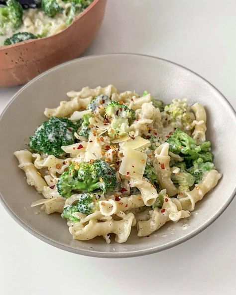 Ready to upgrade your pasta game with a guilt-free twist? Introducing the creamy cottage cheese Alfredo pasta that’s about to become your new obsession. This dish delivers everything you love about traditional Alfredo—rich, velvety sauce, and all—without any of the heaviness. Cheese Alfredo Pasta, Cottage Cheese Alfredo, Greek Yogurt Bagels, Cheddar Bagels, Savory Waffle Recipe, Bagel Spread, Cottage Cheese Pasta, Cream Cheese Spinach, Bagel Breakfast