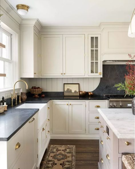 Modern Traditional Interior Design, Classic American Home, Beadboard Kitchen, Farmhouse Kitchen Backsplash, Shiplap Backsplash, Kitchen Ikea, Beadboard Backsplash, Black Countertops, Traditional Interior Design