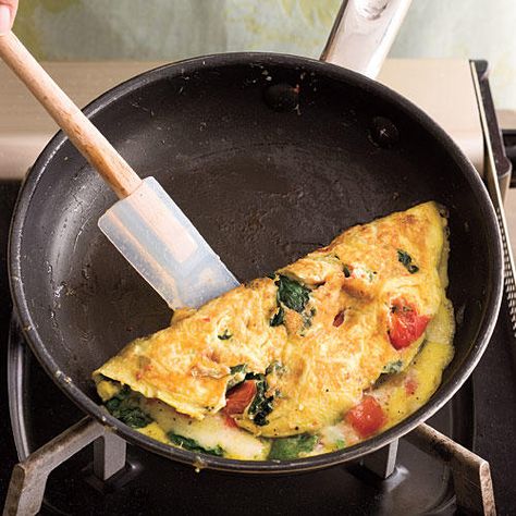 Easy Omelet, French Omelette, Omlet Recipes, How To Cook Brisket, Southern Living Recipes, Telur Dadar, Omelets Recipe, Big Breakfast, Cooking For A Crowd