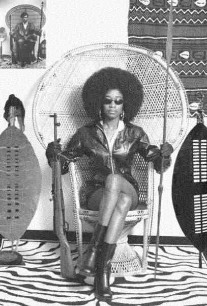 A female member of the Black Panthers holds a gun and a spear in the US in 1969. Black Panthers Movement, Black Panther Party, Black Panthers, By Any Means Necessary, Vintage Black Glamour, Black Knowledge, Black Pride, African History, Black American