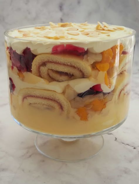 Trifle in a glass bowl on marble background Traditional Trifle, Fruit Trifle Recipes, Christmas Trifle Recipes, Trifle Recipes Easy, Easy Trifle, Trifle Bowl Recipes, Trifle Cake, Fruit Trifle, Christmas Trifle