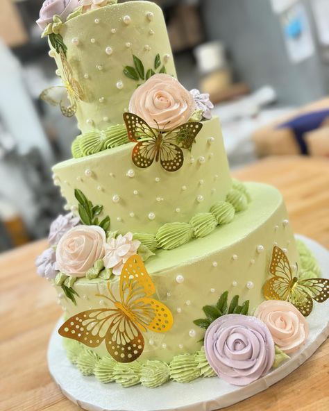 New display cake! Butterflies and pastel green😍. #pastel #greencake #pearls #glitter #displaycake #butterflies #butterflycake Pastel Green Cake, Hello 16, Display Cake, Princesa Tiana, Quince Decorations, Green Cake, Green Pastel, Butterfly Cakes, Cake Decorating Designs