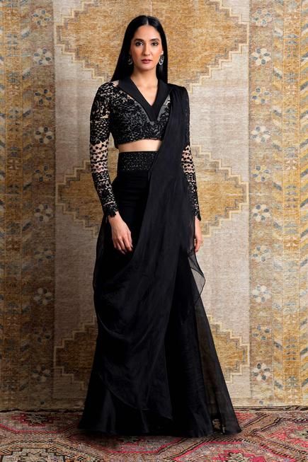 Organza Collar Blouse, Blouse Designs Latest For Black Saree, Black Collar Blouse For Saree, Blouse With Collar Neckline, Organza Sarees Black, Black Saree With Contrast Blouse, Western Blouse Designs For Saree, Cocktail Party Outfit Black, Saree Blouse With Collar