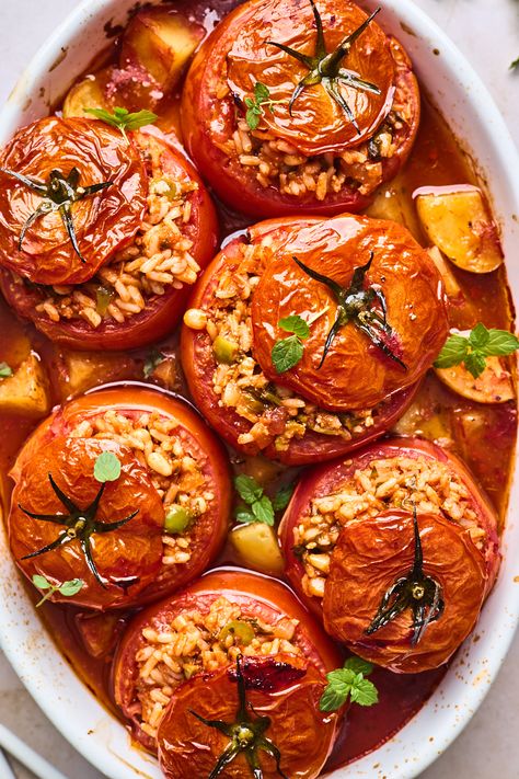 Greek Stuffed Tomatoes (Gemista/Yemista) | Olive & Mango Gemista Recipe, Greek Stuffed Tomatoes, Greek Dinners, Resepi Biskut, Plat Vegan, Stuffed Tomatoes, Idee Pasto, Greek Cooking, Greek Dishes