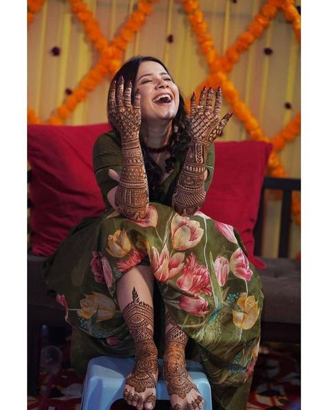 Pose For Bride, Mehendi Videos, Attractive Mehndi Designs, Mehendi Photography Bridal, Mehendi Ceremony Outfits, Modern Mehndi Design, Mehendi Photoshoot, Haldi Poses For Bride, Mehndi Pictures