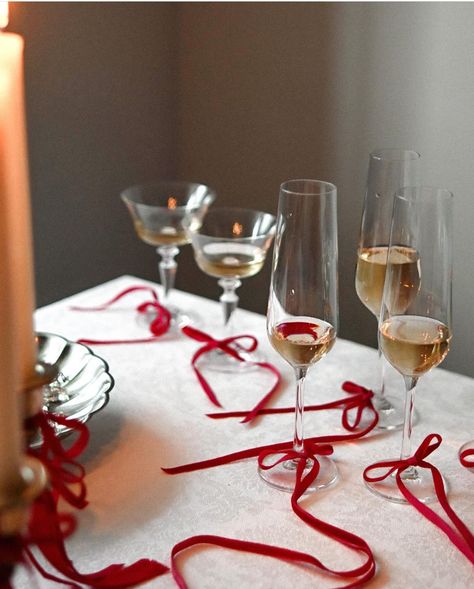 Champagne glasses with bows inspired by @andrrrsky. We are here for this bow trend! 🎀 Glass Aesthetics, Pink Christmas Table, Dessert Christmas, Xmas Dinner, Christmas Events, Christmas Inspo, Christmas Tablescapes, Christmas Table Settings, Valentines Party