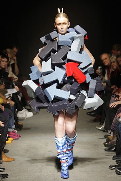 Spotted: Futuristic, Artsy and Extremely Bizarre Fashion | ChapterLilaRia Arrow Dress, Sculptural Fashion, Funny Fashion, Fashion Fail, Weird Fashion, Creation Couture, Avant Garde Fashion, Inspired Fashion, Runway Fashion