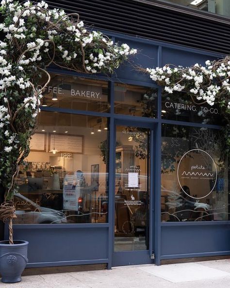 Bakery Outside Design, Maman Nyc, French Coffee Shop, Cafe Display, Dream Cafe, Bakery Shop Design, Retail Facade, Bakery Design Interior, Cafe Concept