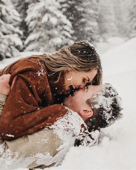 Winter Couple Pictures, Couple Photography Winter, Snow Engagement Photos, Engagement Shoots Poses, Winter Engagement Pictures, Shooting Couple, Dirty Boots, Wedding Fotos, Snow Photoshoot