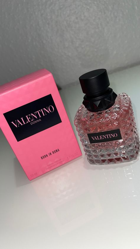 Valentino Pink Perfume, Valentino Parfum For Women, Valentino Perfume Aesthetic, Valentino Perfume Woman, Valentino Parfum, Valentino Born In Roma, Valentino Perfume, Her Perfume, Born In Roma