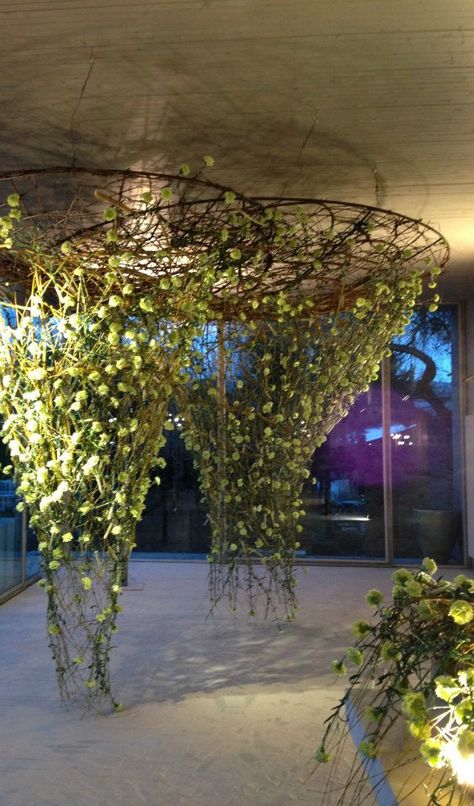 Arcos cerimoniais para um toque todo especial na hora do sim ou da chegada dos noivos na festa. Inspirem-se e sintam-se #totalmentebemcasados! #totalmentedecor #novosmomentos Gregor Lersch, Flower Event, Flower Installation, Fishing Net, Floral Ideas, Hanging Flowers, Flower Display, Deco Floral, Floral Display