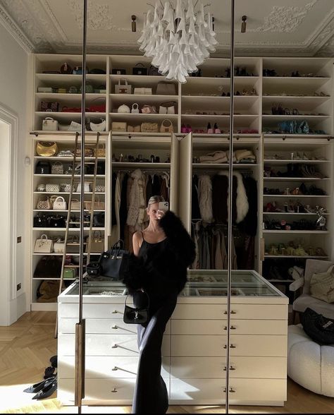 via womanslook instagram Dream Closet Design, Leonie Hanne, Closet Room, Glam Room, Luxury Lifestyle Dreams, Walk In Wardrobe, Future Lifestyle, Dream Apartment, Closet Space