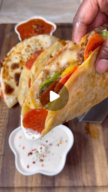 Desha Jordan on Instagram: "Pizza Tacos!! Inspired by: @cooknwitjay #tasty #foodie #reels #toptags #foodlover #mealsbydesha #pizza #tacos #bigback #snack #explore #easyrecipe #dinnerideas #goodeats" Pizza Taco, Pizza Tacos, Big Appetite, Taco Pizza, Mexican Food, Quick Easy Meals, Seafood Recipes, Good Eats, Quick Easy