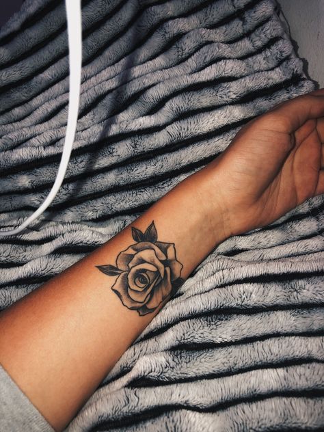 Rose Side Tattoos Women Ribs, Side Tattoos Women Ribs, Rose Tattoo On Side, Name Flower Tattoo, Side Tattoos Women, Arm Sleeve Tattoos For Women, Tattoo Rose, Tattoos Women, Pretty Tattoos For Women