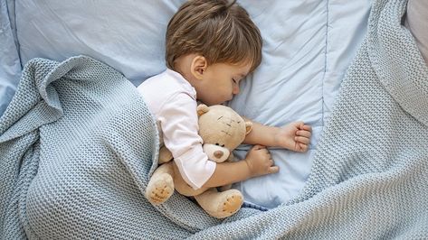 Our team of experts has selected the best mattresses for cool sleeping out of dozens of options. Don't buy a mattress before reading these reviews. Toddler Travel Bed, Sleeping Alone, Sleep Consultant, Slaap Lekker, Activities For Teens, Toddler Sleep, Sleep Schedule, Sleep Training, Bedtime Routine