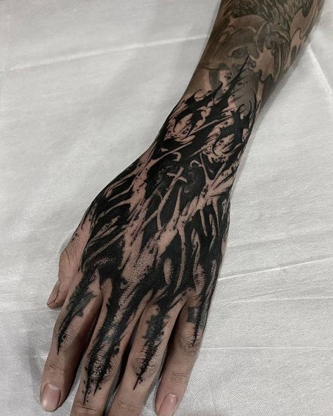 Dark Hand Tattoos, Goth Hand Tattoos, Gothic Hand Tattoo, Tattoo Main, Gotik Tattoo, Full Hand Tattoo, Feminine Skull Tattoos, Torso Tattoos, Knuckle Tattoos