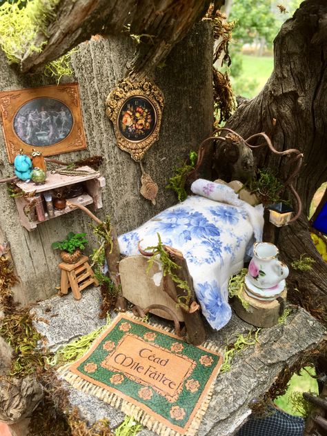 Fairy Stuff Aesthetic, The Borrowers Aesthetic, Fairy House Interior, Casa Do Hobbit, Mini Fairy House, Fairy School, Tiny Fairy Garden, Miniature Fairy House, Fairies And Elves