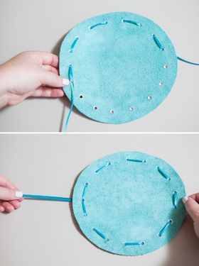 Learn how to make this darling, no-sew jewelry pouch! Leather Pouch Pattern, Diy Leather Pouches, Sac En Cuir Diy, Diy En Cuir, Handmade Leather Backpack, Pouch Diy, Leather Bag Pattern, Diy Leather Bag, Leather Diy Crafts