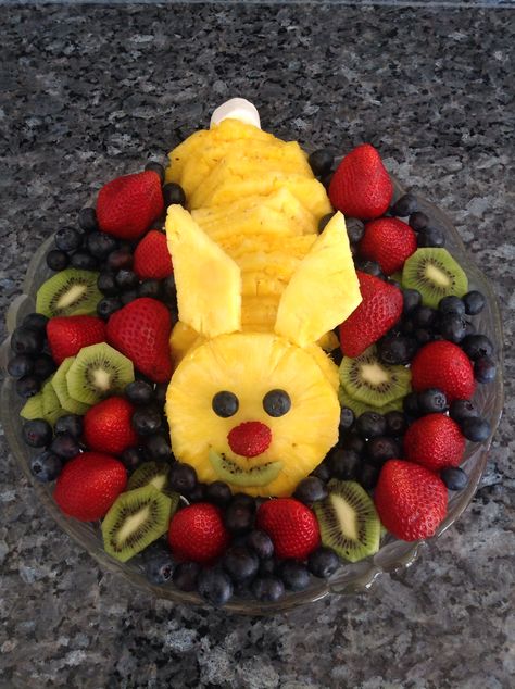 Easter Bunny Fruit Platter, Bunny Fruit Tray, Fruit Bunny, Easter Bunny Fruit, Xmas Appetizers, Easter Fruit, Easter Fun Food, Easter Party Food, Fruit Platters