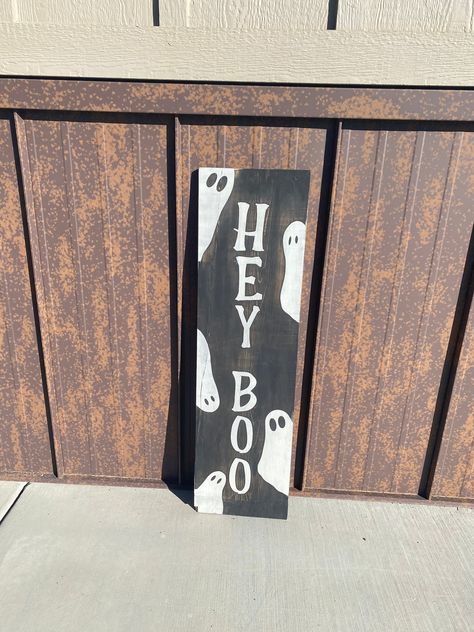 Welcome your guests this Halloween season with this adorable Hey Boo front porch leaner sign! Spooky Welcome Sign Diy, Halloween Leaning Sign, Ghost Porch Sign, Diy Wooden Porch Signs, Front Porch Leaner Sign, Halloween Door Leaner, Wooden Welcome Signs Front Porches Diy, Halloween Porch Leaner, Diy Welcome Sign Wood Front Porches