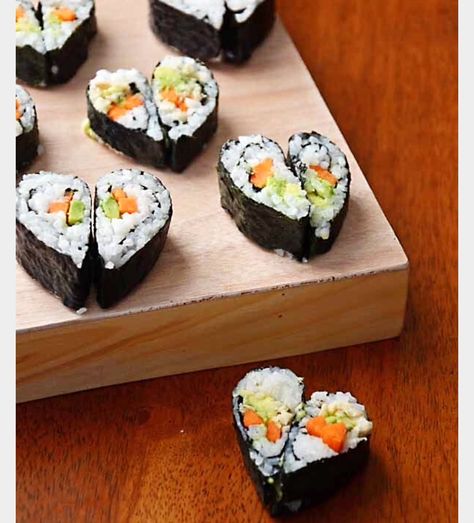 Heart Shaped Sushi, Healthy Sushi, Heart Shaped Food, Healthy Valentines, Cheap Healthy, Valentines Day Dinner, Valentines Day Food, Fast Dinners, Cheap Dinners