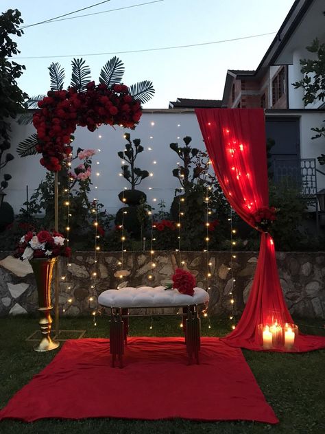 Red Wedding Backdrop, Red And White Wedding, Dresses Emerald Green, Simple Stage Decorations, Red Quince, Red Wedding Decorations, Dresses Lavender, Red And White Weddings, Quince Decorations