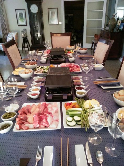 Raclette Party Racellete Recipes Raclette Party, Raclette Table Setting, Raclette Ideas Dinner Parties, Raclette Party Decoration, Table Raclette, Raclette Night, Raclette Recipes Dinners, Raclette Ideas, Raclette Dinner Party