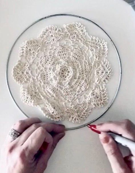 Diy Doily Dreamcatcher, Dream Catcher With Doilies, Doily Dream Catchers Boho, Doily Art Diy, Doily Dream Catcher Diy, Doily Dream Catchers Pattern, How To Make A Dream Catcher, Dollies Crafts, Framed Crochet