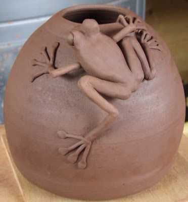 BROOKFIELD POTTERY: Frog On A Pot Pottery Frog, Frog Crafts, Ceramic Frogs, Frog Decor, Pottery Animals, Sculptures Céramiques, Hand Built Pottery, Pottery Tools, Clay Vase