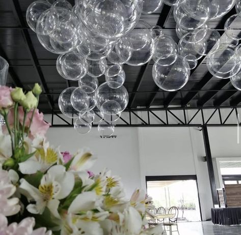 Bridal Shower Ceiling Decor, Clear Balloon Ideas, Balloon Ceiling, Ideas Fiesta, Clear Balloons, Birthday Balloon Decorations, Luxury Event, Mylar Balloons, Ceiling Decor