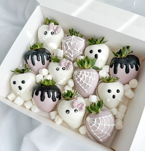 CHELLYBERRIES | Cute + spooky strawberries 🕸️ Who’s ready for Halloween tomorrow? Are you dressing up - if so what are you dressing as? Comment down… | Instagram Halloween Snacks Strawberries, Pink Halloween Chocolate Covered Strawberries, Chucky Themed Chocolate Covered Strawberries, Halloween Spooky Berries, Chocolate Strawberries Halloween, Scary Strawberries, Halloween Themed Chocolate Strawberries, Spooky Cakesicles, Halloween Covered Strawberries