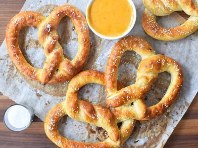 Auntie Annes Pretzel Recipe, Starters Snacks, Keto Pastry, Auntie Annes Pretzels, Auntie Anne, Butter Pretzels, Cinnabon Cinnamon Rolls, Auntie Annes, Pretzel Recipe