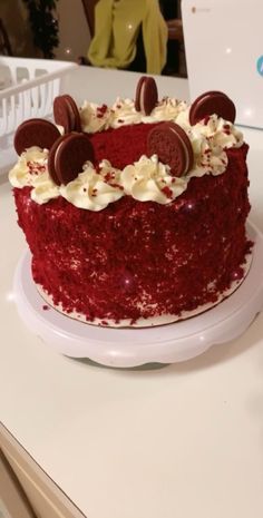 Red Velvet Round Cake, Simple Red Velvet Cake Designs, Red Velvet Decorated Cake, Red Velvet Birthday Cake Decoration, Red Velvet Cake Decoration Design, Redvelvet Cake Decoration, Red Velvet Cake Video, Red Velvet Birthday Cake Ideas, Cake Recipes Red Velvet