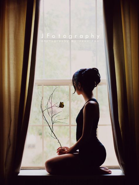 rose Photographie Art Corps, Window Photography, Conceptual Photography, Photography Poses Women, Shoot Inspiration, Creative Portraits, Foto Pose, Foto Inspiration, Photography Women