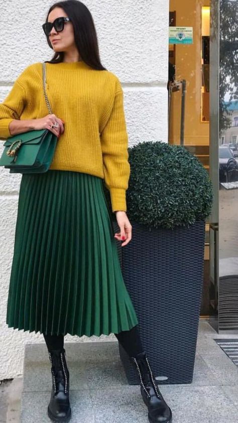 Green Skirt Outfit Casual, Green Pleated Skirt Outfit Winter, Green Skirt Outfit Ideas, Green Pleated Skirt Outfit, Green Skirt Outfit, Pleated Midi Skirt Outfit, Green Skirt Outfits, Green Pleated Skirt, Pleated Skirt Outfit