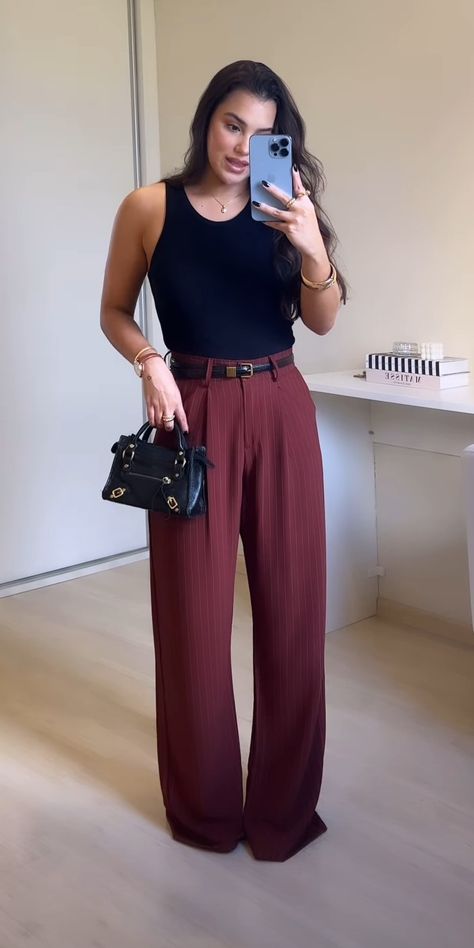 Wine Color Pants Outfit, Maroon Pants Outfit Work, Wine Colored Pants Outfit, Outfit Pantalon Vino, Cherry Pants, Wine Colored Pants, Tailored Pants Outfit, Maroon Pants Outfit, Snappy Casual