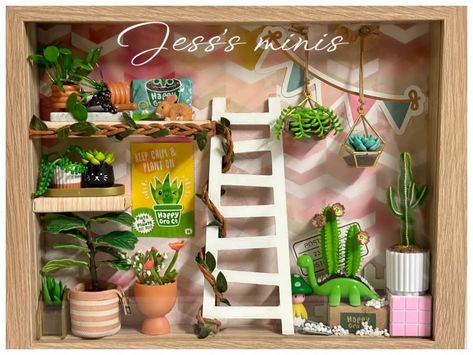 Miniverse Display, Miniverse Display Ideas, Mini Verse, Mini Gifts, Dollhouse Inspiration, Room Box Miniatures, Diorama Ideas, Mini Toys, Mini Spa