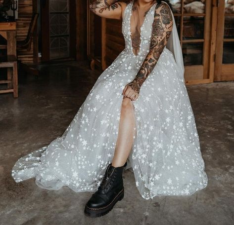 Bride With Tattoos, Cover Ups Tattoo, Punk Wedding, Elopement Bride, Fall Elopement, Anti Bride, Edgy Wedding, Brides With Tattoos, Dress With Cape