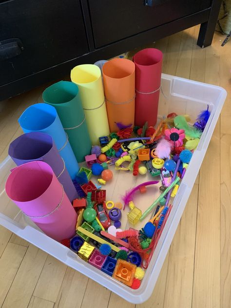 Rainbow Theme Sensory Bin, Sensory Activities No Mess, Art Sensory Bin Preschool, Art Themed Sensory Bin, Tk Sensory Bins, First Grade Sensory Bins, Back To School Preschool Sensory Bin, Color Sorting Sensory Bin, Classroom Sensory Bins