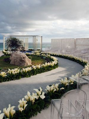 For this wedding in Los Cabos, Mexico, Colin Cowie wanted to create the idea of a floating ceremony. Within an infinity pool, he fashioned a serpentine-like aisle, lined with calla lilies and surrounded by clear ghost chairs. Formal Wedding Ideas, Wedding Style Ideas, Event Planning Inspiration, Colin Cowie Wedding, Calla Lily Bridal, Colin Cowie, Los Cabos Wedding, Wedding Isles, Calla Lily Wedding