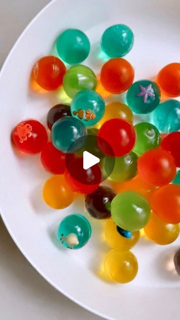 Maies Play on Instagram: "Check out that bounce! Taste safe bouncy balls!! The original plan here was a ginormous version of our taste safe water beads but a bit heavy handed with the gelatine later and voila a super bouncy ball. These balls were perfectly contained with plenty of space to explore in our gorgeous @gusandmabel.co busy bee tray. They were so fun to bounce, smoosh and free little animals from. We used another great mould from @kmartaus for these and the process was so simple to achieve a great spherical result. - gelatine ratio 6tsp to 1 cup This set up is fantastic for - strengthening hand muscles - colour recognition - steam experiment (adding warm water melts the jelly) - building fine and gross motor skills To make it taste safe do not include the mini animals. Tast Bouncy Ball Recipe, Do All Balls Bounce Preschool, Jelly Bean Experiment, Taste Safe Mud Sensory, Bouncy Ball Science Experiment, Steam Experiments, Powdered Food Coloring, Bouncy Ball, Bouncy Balls