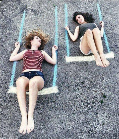 40 Awesome Images To Make Your Weekend Complete - Funny Gallery Cute Friend Poses, Besties Pictures, Bff Photography, Bff Poses, Friendship Photoshoot, Best Friend Poses, Shotting Photo, Bff Photoshoot Poses, Best Friend Photoshoot