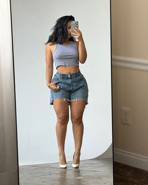 No Back Gap Shorts are here! Paired with our GI Tank Short Thick Body Outfits, Thick Thigh Outfits, Short Outfit Ideas, Outfits Short Women, Casual Outfits Summer, Curvy Shorts, Gap Shorts, Crop Top Outfits, Mom Shorts