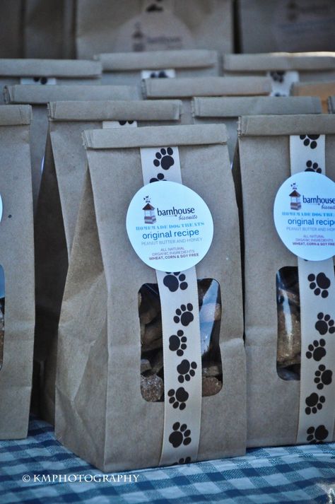 Nice packaging for dog treats. Dog Treat Packaging, Pet Store Ideas, Organic Dog Treats, Dog Grooming Salons, Dog Treat Bag, Dog Cafe, Pet Hotel, Dog Business, Dog Bakery