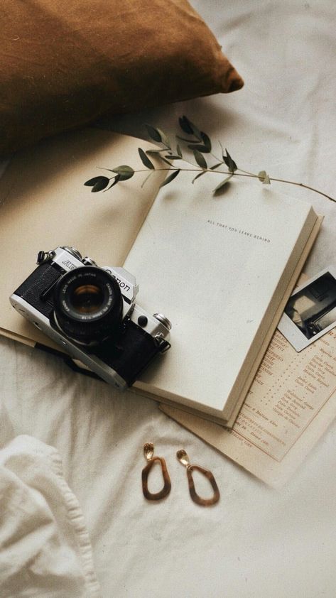 Book Flatlay Photography Minimalist, Flatlay Book Photography, Cool Screensavers, Photography Career, Object Photography, Branding Photoshoot Inspiration, Business Portrait, Flat Lay Photography, Foto Vintage