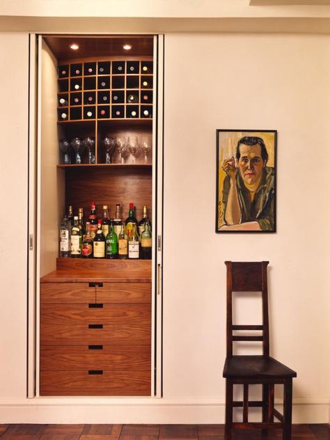 You don’t need a lot of square footage to fit a bar into your plans. We’ve rounded up 15 stylish and space-savvy ideas for incorporating a cocktail station into your home, be it palatial or petite. Closet Makeover Small, Small Home Bar Ideas, Small Bars For Home, Closet Bar, Wine Closet, Bar Sala, Hidden Bar, Small Bars, Built In Bar