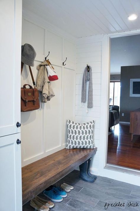 Farmhouse Mudroom, Laundry Room Update, Mud Room Entry, Mudroom Entryway, Mudroom Laundry Room, Balkon Design, Mudroom Design, Foyer Decorating, Bench Designs