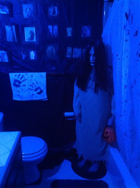 My creepy Halloween bathroom 2013 first pic Halloween Bathroom Decorations, Läskig Halloween, Makeup Zombie, Makeup Scary, Halloween Bathroom, Halloween Decoration Ideas, Spooky Art, Diy Halloween Decor, Halloween Tattoo