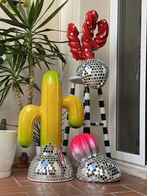 Cactus hand made. Disco cactus Disco Cactus, Disco Decor, Disco Decorations, Cactus Diy, Cactus Art, Large Planters, Cardboard Crafts, Home Party, Disco Ball