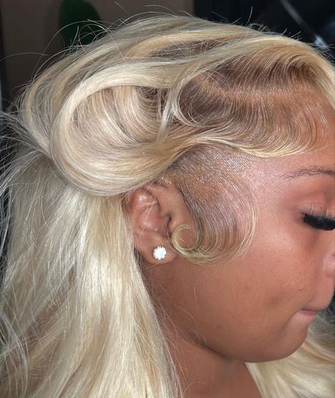 Blonde Hair Brown Roots Wig, Dark Skin Blonde Wig, Blond Hair Brown Roots, Blonde Wig Brown Roots, Baddie Blonde Hair, Blonde Hair Brown Roots, Blonde Hair On Dark Skin, Baddie Ideas, Frontal Wig Hairstyles